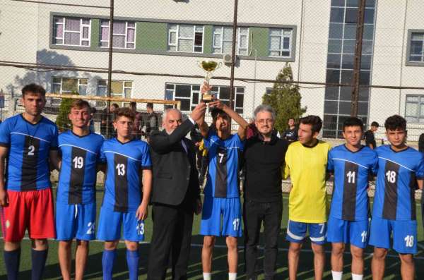 Kırkağaç'ta 29 Ekim Futbol Turnuvasında şampiyon Anadolu İmam Hatip Lisesi