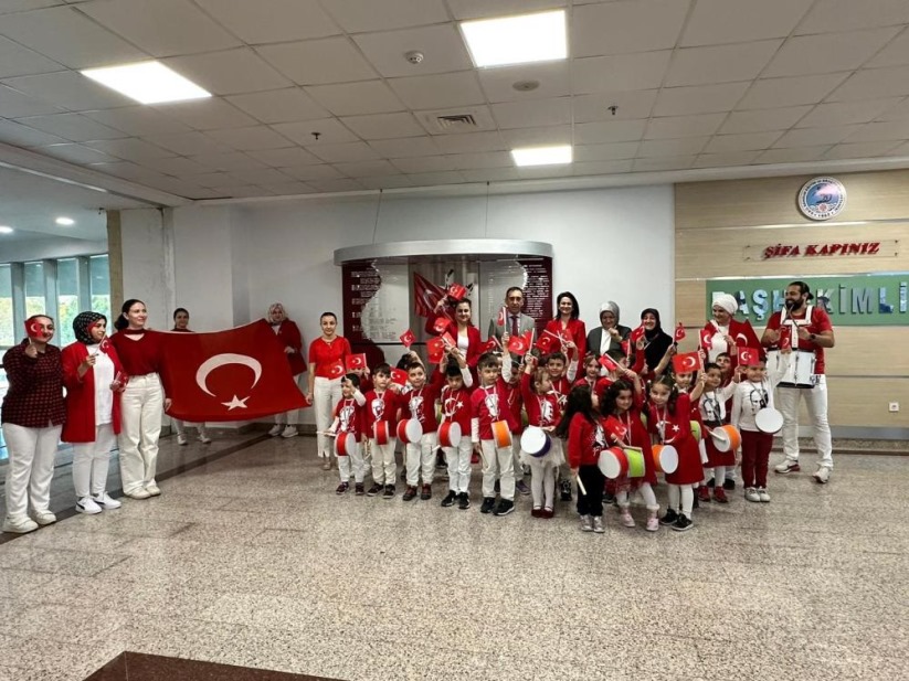 Samsun'da minikler hastanede Cumhuriyet'i kutladı, hastalar moral buldu