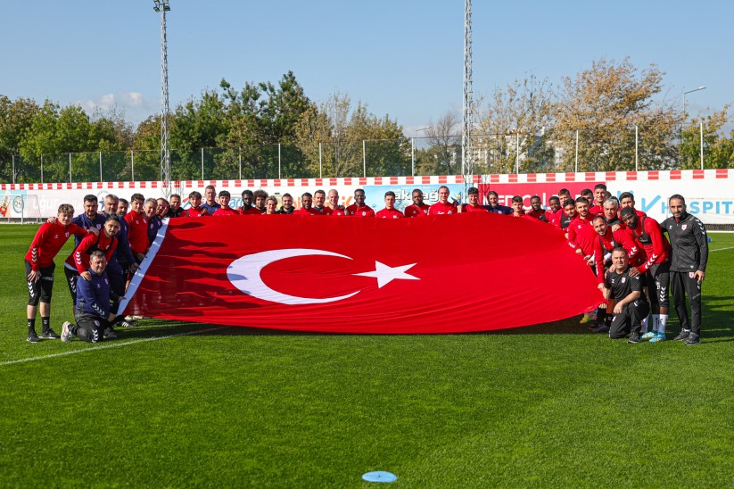 Samsunspor, Bayburt Özel İdare Spor maçı hazırlıklarını sürdürdü: Antrenmanda dev Bayrak