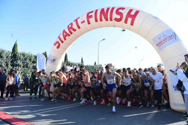 'Sancaktepe Cumhuriyet Koşusu' yüzlerce sporcunun katılımıyla gerçekleşti