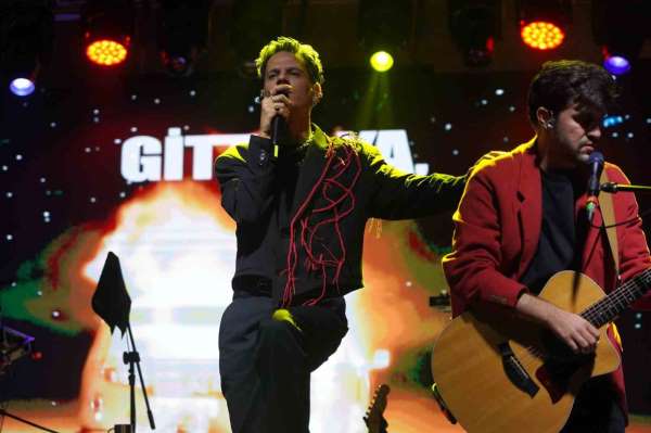 Bilecik'te sağanak yağışa rağmen binlerce kişi Madrigal konseriyle coştu