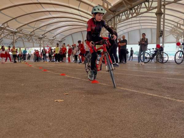Nilüfer'de Cumhuriyet coşkusu pedallarla sokaklara taşındı