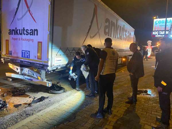 Park halindeki tıra çarpan motosikletli genç kazada hayatını kaybetti