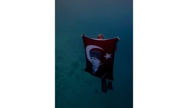 Akyaka'da Cumhuriyet Bayramı'nı su altında kutladılar
