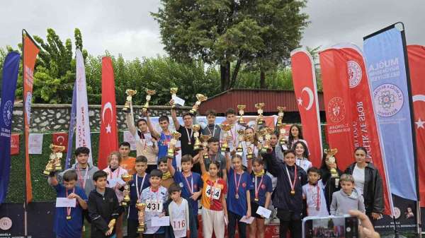 Cumhuriyet koşusunda dereceye girenler ödüllerini aldı