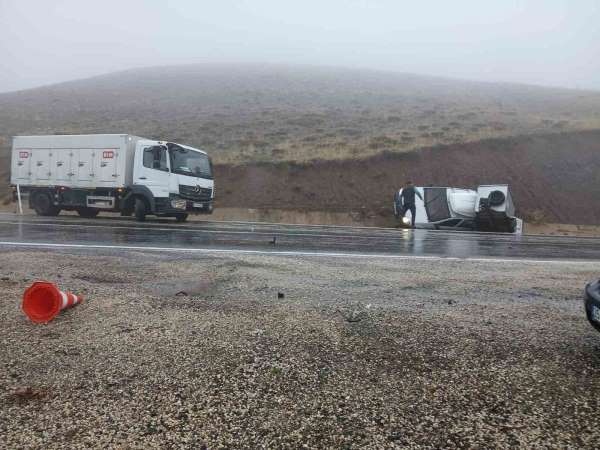 Karayazı'da yoğun sis ve yağış altında kaza: 2 sürücü yaralandı