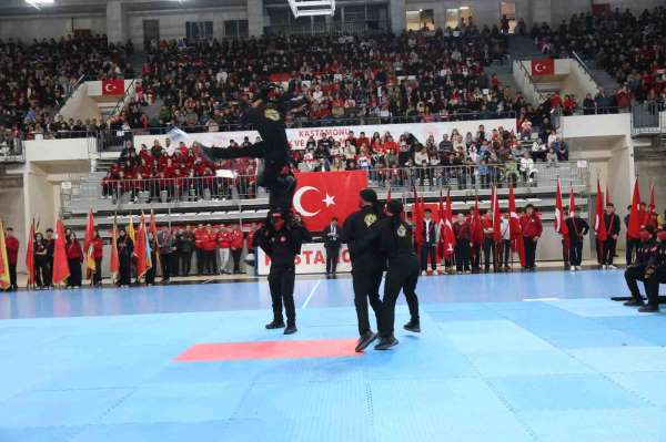 Kastamonu'da Cumhuriyet Bayramı coşkusu: Jandarma komandolar ve sporcuların gösterileri nefesleri kesti