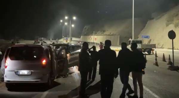 Yüksekova'da iki ayrı trafik kazasında 9 kişi yaralandı