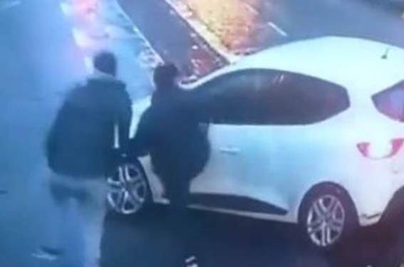 Canını Unuttu, Araca Yumruk Salladı