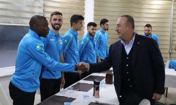 Bakan Çavuşoğlu, Alanyapor Kulübünü ziyaret etti 
