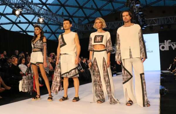 Fashion Week'te ünlü mankenler podyuma çıktı 