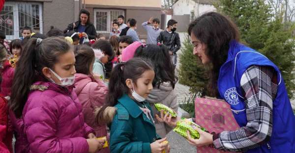 Gençlik merkezi gönüllü gençleri, minik öğrencilere çevre bilincini aşıladı