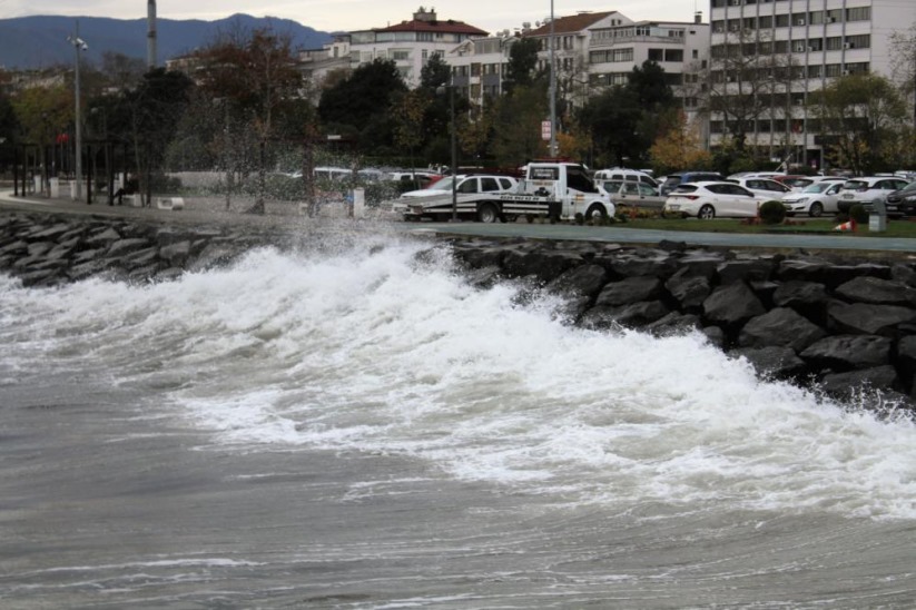 Karadeniz rüzgarın etkisiyle hırçınlaştı
