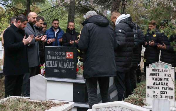 Eskişehirspor'dan, milli kaleci Sinan Alağaç'ın kabrini ziyaret