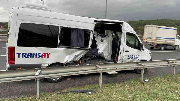 Eyüpsultan'da servis minibüsü kaza yaptı 6 işçi yaralandı