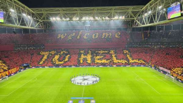Galatasaray taraftarından 'Welcome to hell' koreografisi
