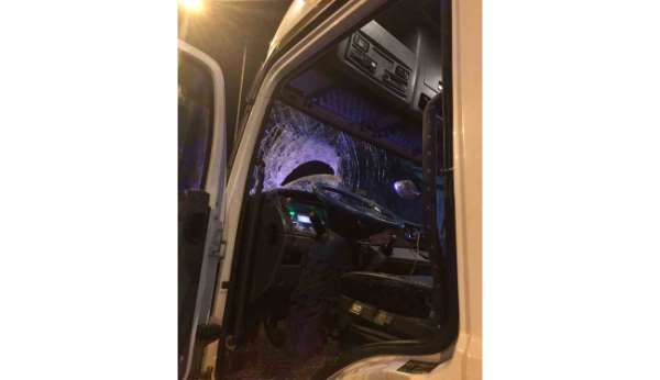 Otoyolda ilginç kaza: Fırlayan balata başka aracın camından girdi