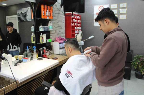 Şehitkamil'deki tüm erkek kuaförlerine önlük ve havlu hediye edildi