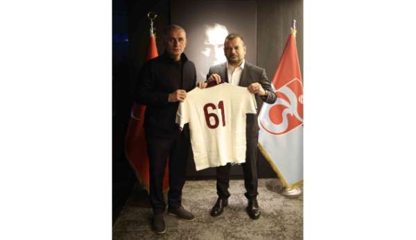 Ertuğrul Doğan, TFF Başkanı Hacıosmanoğlu'na forma hediye etti