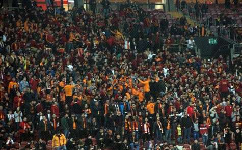 Tribünlerden 'Forvet' tezahüratı