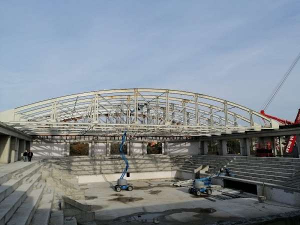Bin 800 kişilik spor salonun çatı montajı başladı 