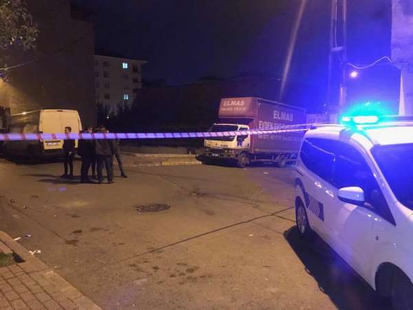 Bağcılar'da seyir halindeki araca silahlı saldırı: 1 yaralı