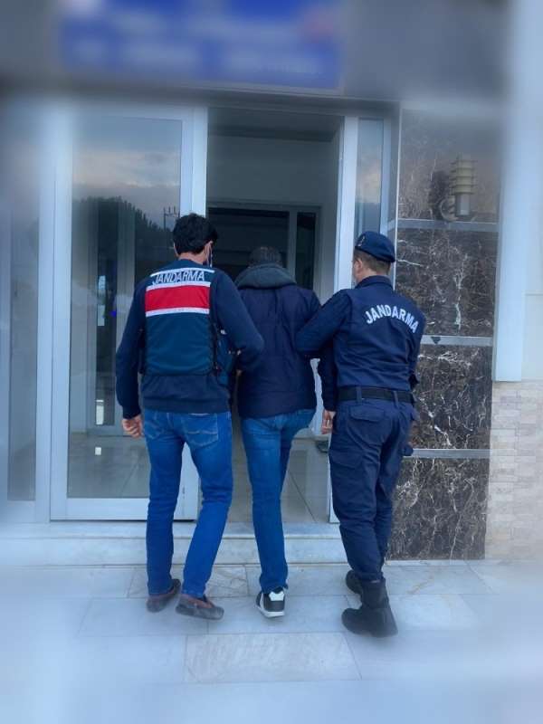 İzmir'de, jandarmadan sosyal medyada terör takibinde 6 gözaltı 