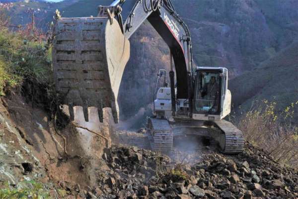 40 yıllık yol sorunu çözülüyor