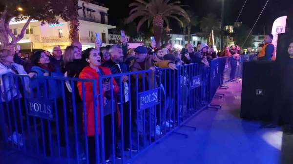 Bodrum'da Zeynep Casalini hayranlarını coşturdu