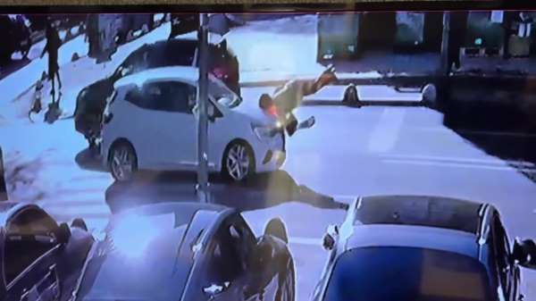 Kadıköy'de yolun karşısına geçen kadına otomobilin çarptığı kaza kamerada