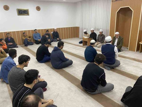 Üniversite öğrencileri şehitler ve Filistin'de hayatını kaybedenler için Kur'an-ı Kerim okudu, dua etti