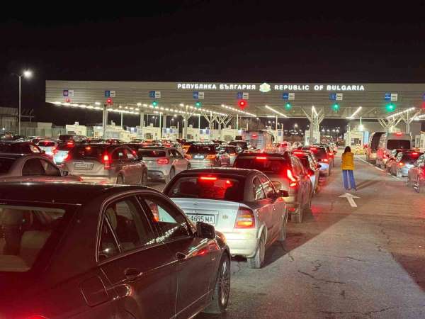 Yılbaşı alışverişini Edirne'de yapan Bulgaristan vatandaşları, dönüşte sınır kapılarında yoğunluk oluşturdu