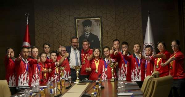 Bakan Kasapoğlu, down sendromlu sporcularla buluştu 