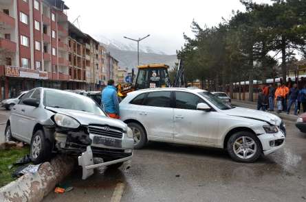 Elbistan'daki kazada araçta sıkışan sürücü yaralandı 