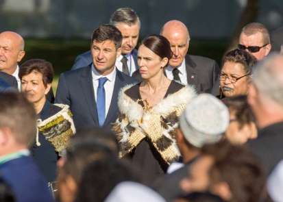 Yeni Zelanda halkı cami saldırısında ölenleri saygıyla andı 