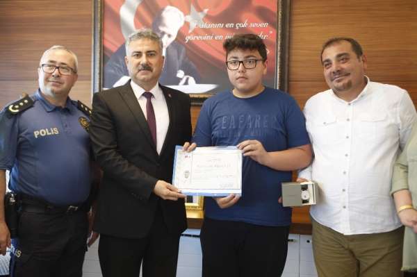 'Bu kemer sana çok yakışır' yarışmasında 4. Olan Mehmet Göktuğ Karademir'e ödülü