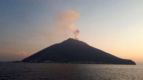 Stromboli yanardağındaki patlama turistleri korkuttu 