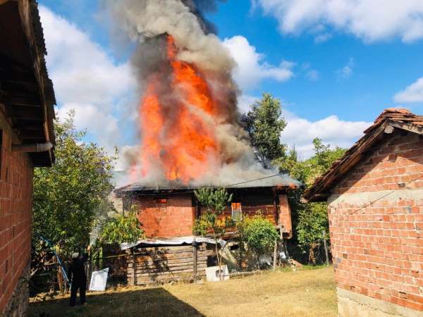 Boyabat'ta yangında bir ev kül oldu 