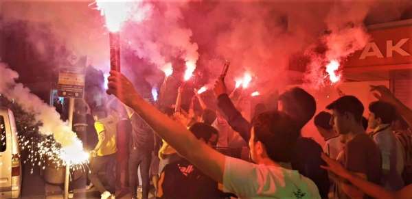 Derbi öncesi taraftardan renkli görüntüler 