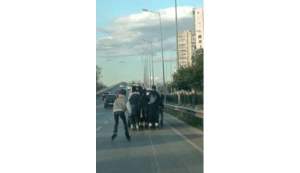 Otomobilin arkasına tutunan patenli 7 genç kazaya davetiye çıkardı