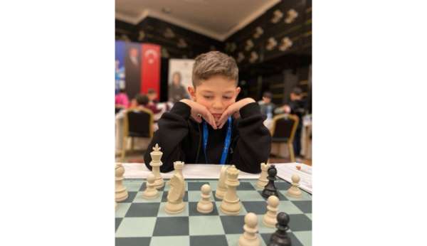 8 yaşındaki satranç sporcusundan büyük başarı