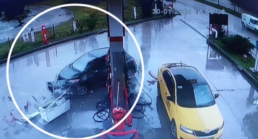 Samsun'da otomobilin akaryakıt istasyonundaki pompaya çarptığı kaza kamerada