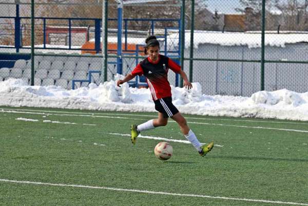 Van'ın milli futbolcusu Şilan performansıyla göz dolduruyor