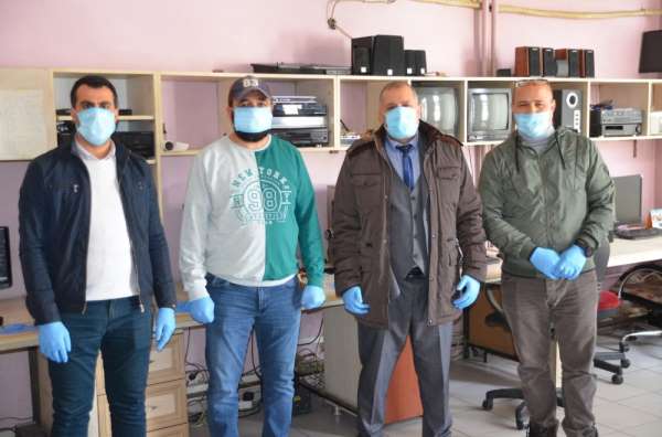 ASYMD'den sahadaki gazetecilere maske ve eldiven 