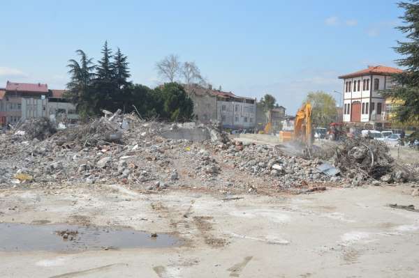 Niksar'da yeni hükümet konağı için eski otogar binası yıkıldı