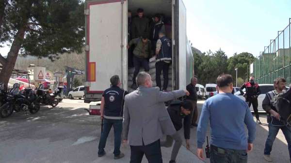 Amasya'da 40 kaçak göçmen taşıyan tırın sürücüsü tutuklandı