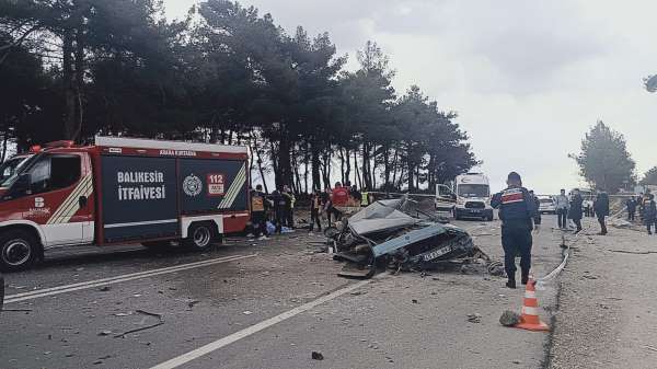 Balıkesir'de feci kaza: 1 ölü, 1'i ağır 10 yaralı