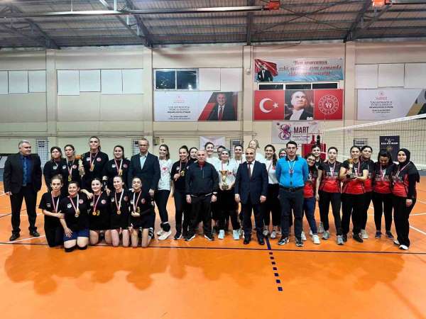 Anamur'da Kadınlar Günü Voleybol Turnuvası tamamlandı