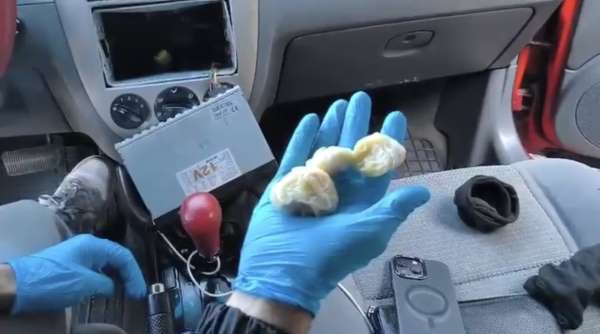 Oto teybinin arkasına gizlenen uyuşturucu ortaya çıkarıldı