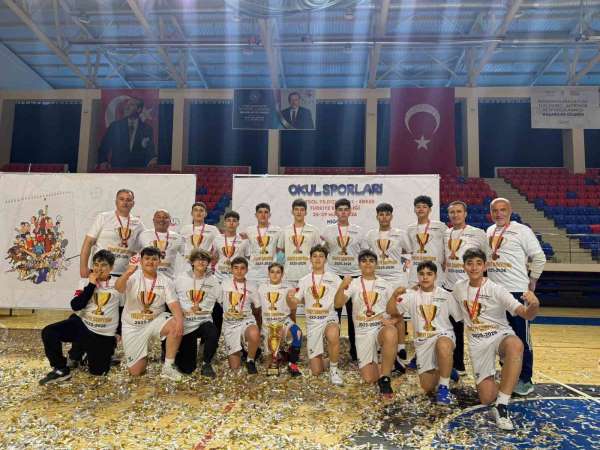 Salihli'nin yıldızları Hentbol'de Türkiye şampiyonu